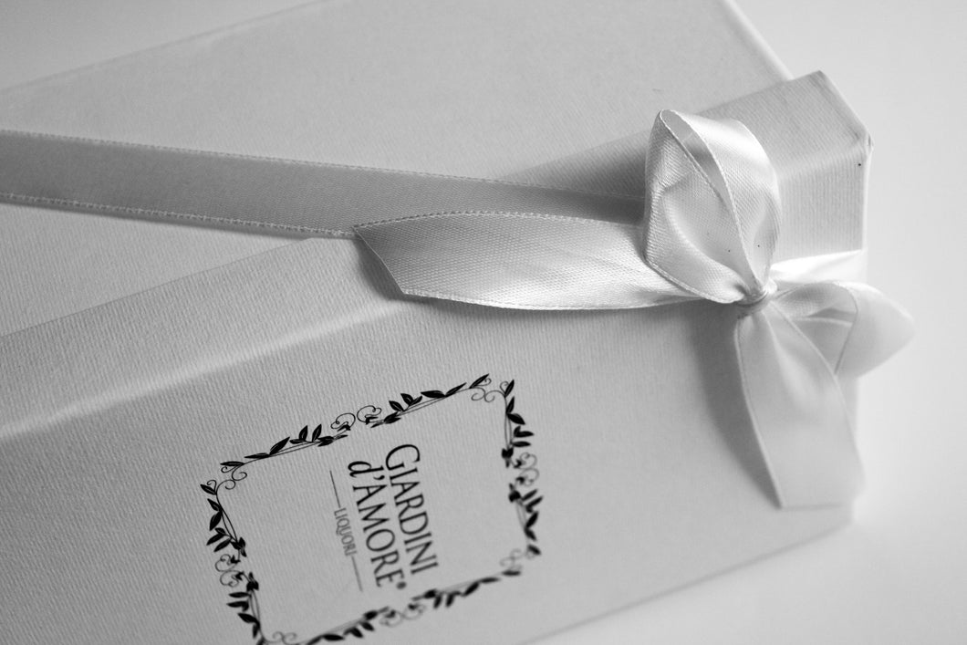 Per rendere ancora più prezioso ed esclusivo un liquore della linea Giardini d'Amore puoi scegliere la nostra elegante scatola bianca con logo, realizzata interamente a mano in una bottega artigiana.
