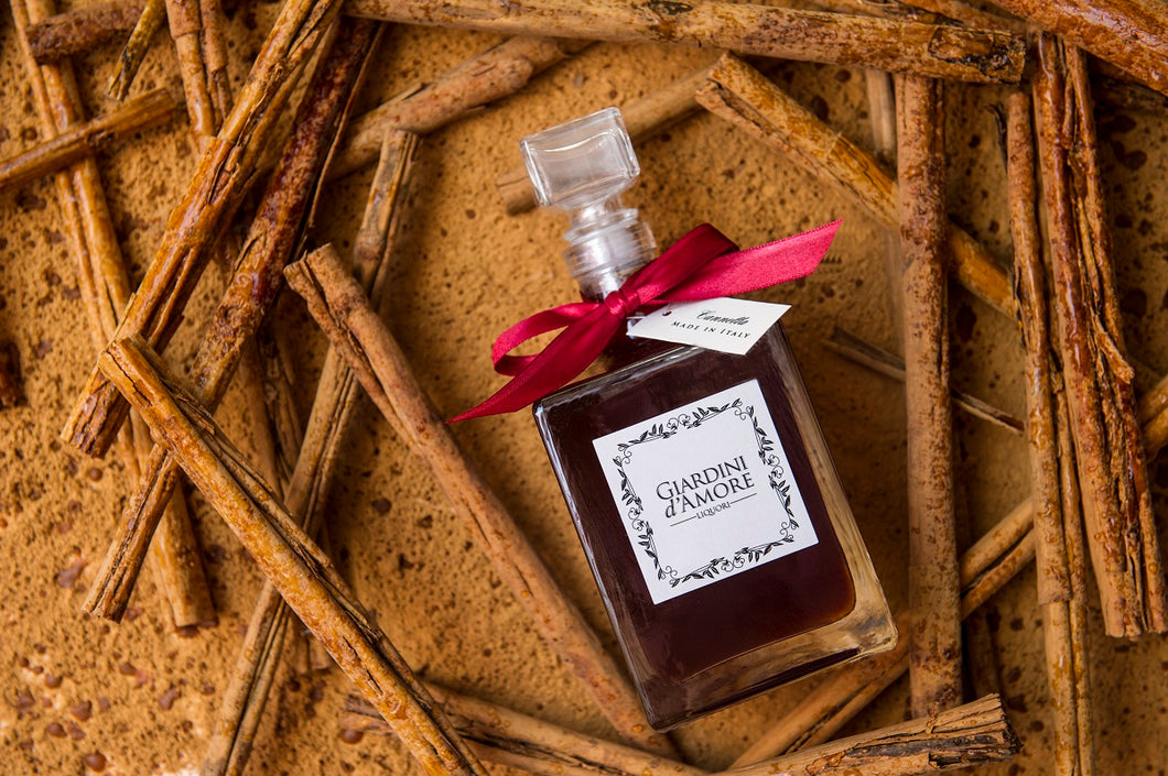 Un liquore alla cannella realizzato con la più pregiata varietà in commercio, la Ceylon (o Regina), originaria dello Sri Lanka. Il bouquet di questo liquore è dolce e speziato con un gusto intenso.