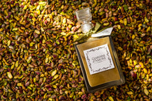 Carica l&#39;immagine nel visualizzatore di Gallery, Una crema di liquore al pistacchio realizzata con i migliori pistacchi siciliani rinomati, per la loro qualità, a livello internazionale. Ne deriva un liquore dal bouquet dolce e aromatico e un gusto cremoso e pieno al palato.

