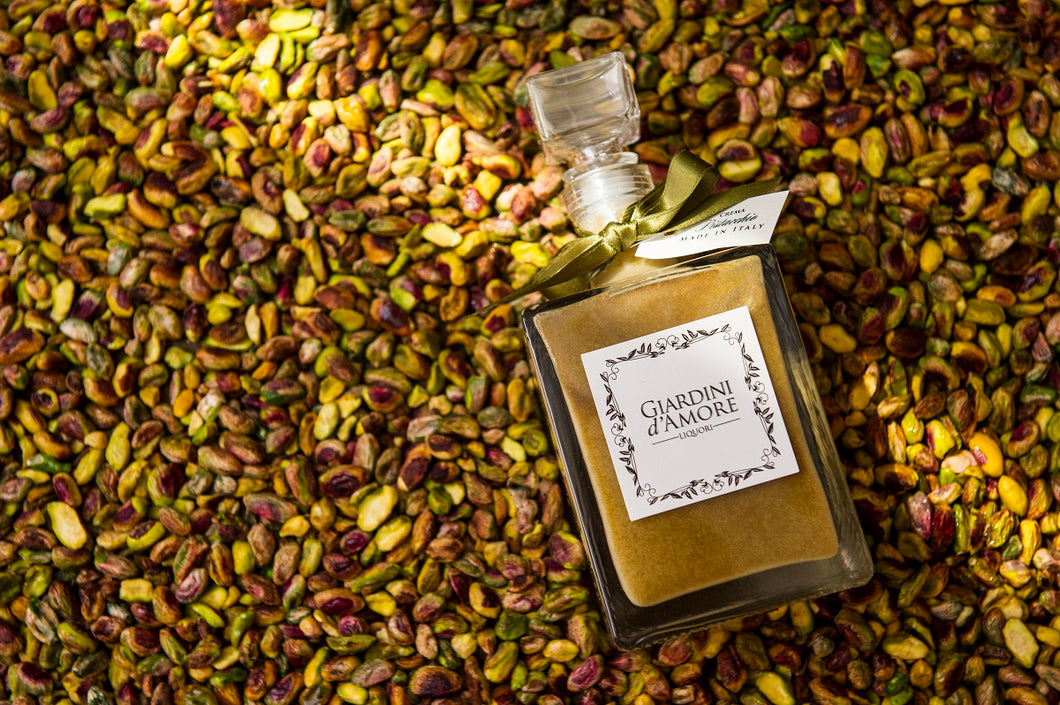 Una crema di liquore al pistacchio realizzata con i migliori pistacchi siciliani rinomati, per la loro qualità, a livello internazionale. Ne deriva un liquore dal bouquet dolce e aromatico e un gusto cremoso e pieno al palato.