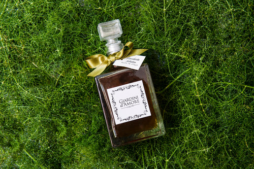 Il liquore, dall’elevata aromaticità, è realizzato con finocchietto selvatico freschissimo raccolto nei Giardini dell’azienda e selezionato manualmente per ricavare la parte più tenera dello stelo. Ha un bouquet intenso e prorompente e un gusto pieno al palato, persistente e rinfrescante.