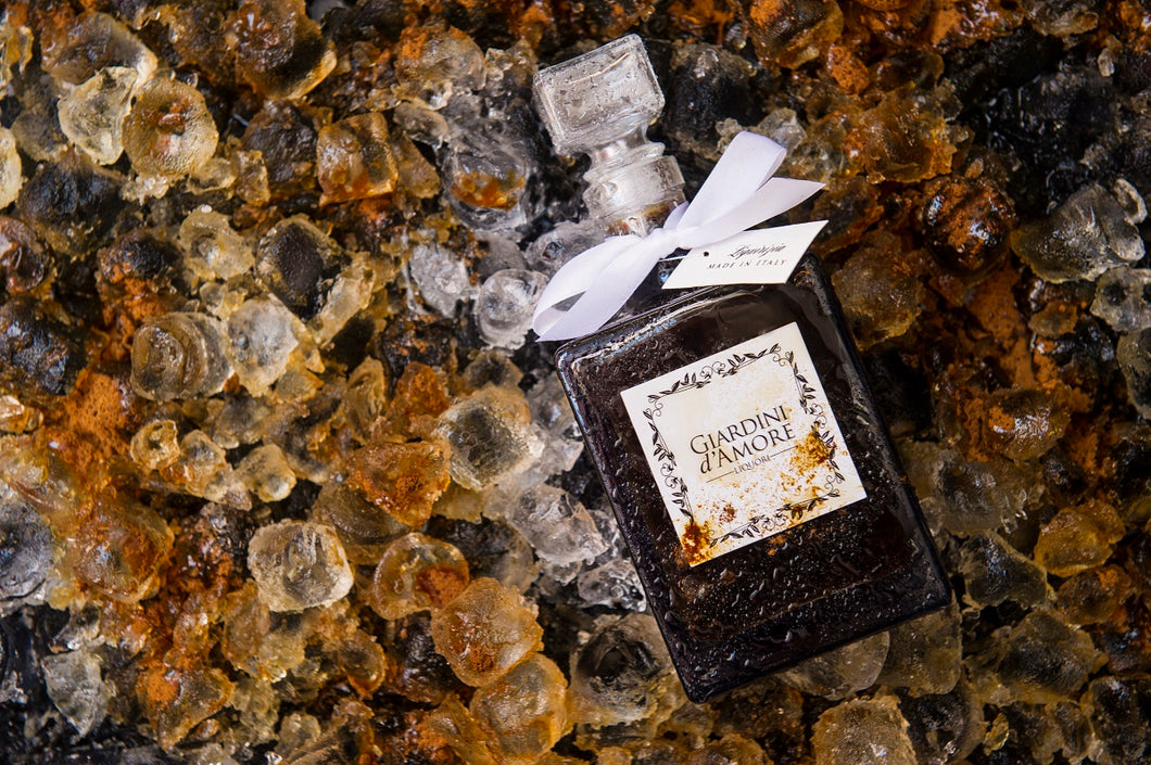 Giardini d’Amore utilizza liquirizia purissima delle migliori produzioni calabresi, Regione dove si concentra circa l’80% della produzione nazionale rinomata per essere una delle più pregiate. Il liquore ha un bouquet aromatico ed equilibrato e un gusto intenso e persistente