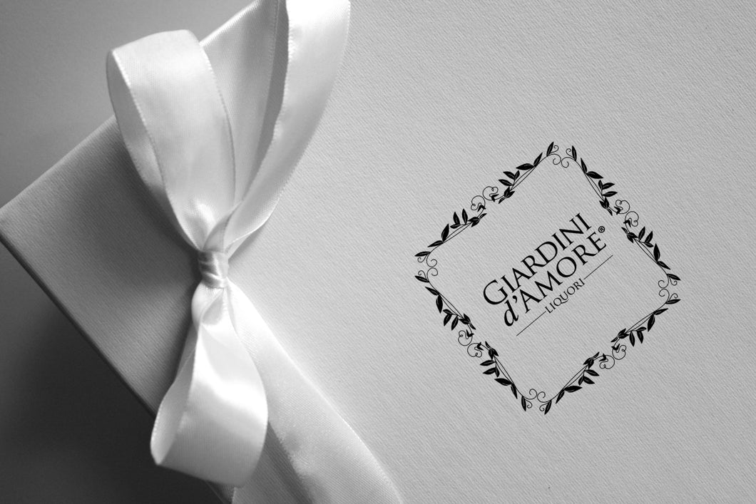 Per rendere ancora più prezioso ed esclusivo un liquore della linea Giardini d'Amore puoi scegliere la nostra elegante scatola bianca con logo, realizzata interamente a mano in una bottega artigiana.